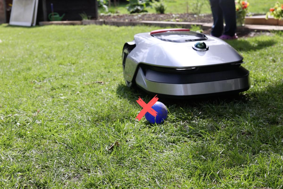 Auch den kleinen Ball hat der Dreame A1 Mähroboter im Test als Hindernis erkannt und umfahren.